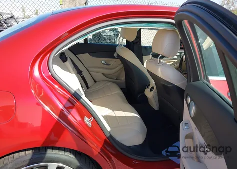 2016 Mercedes-Benz C 300 z USA, uszkodzony, nr VIN 55SWF4JB6GU158613